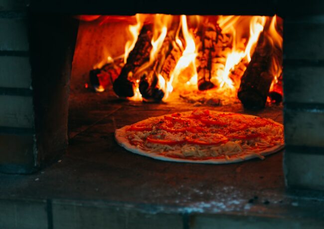 fuoco nel forno a legna