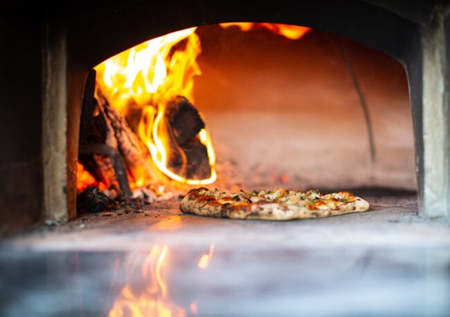 forno a legna per pizza con pizza in cottura