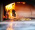 forno a legna per pizza con pizza in cottura