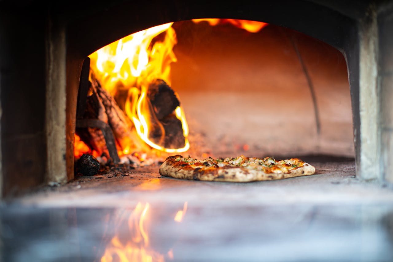 forno a legna per pizza con pizza in cottura