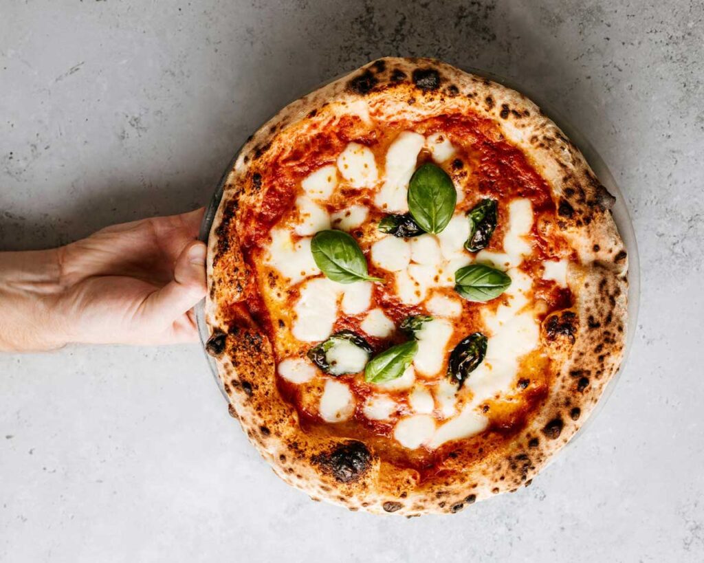 pizza cotta nel forno a legna da esterno