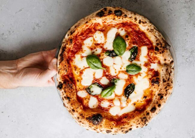 pizza cotta nel forno a legna da esterno
