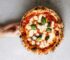 pizza cotta nel forno a legna da esterno